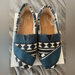 Tom’s fall/winter shoes size 6